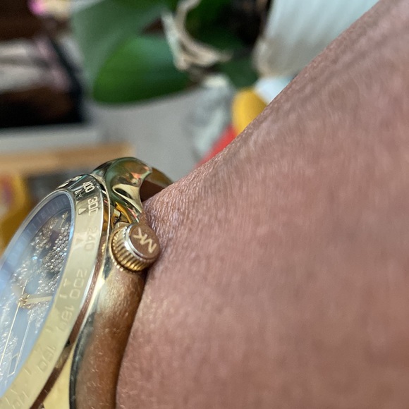 The Michael Kors MK 6243 Layton. End world 🌎 hunger watch in golden tones! - Picture 5 of 11